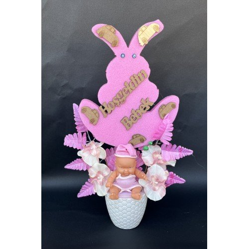 Sevimliliği ve Zarafeti Bir Arada: Strafor Tavşanlı Kız Bebekli Yapay Çiçek