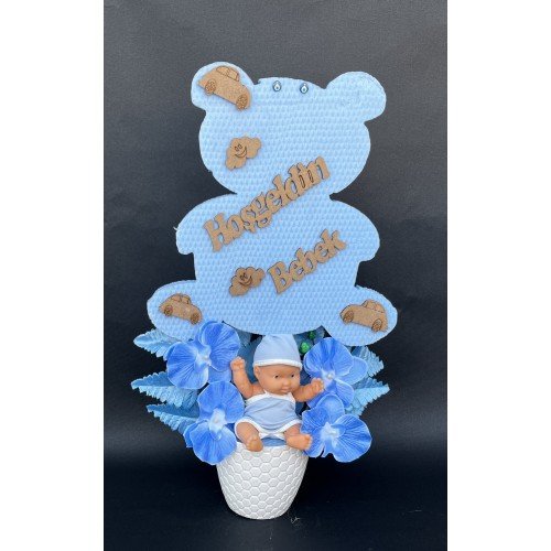 Sevimlilik ve Zarafetin Buluştuğu Tasarım: Strafor Ayıcıklı Erkek Bebekli Yapay Çiçek