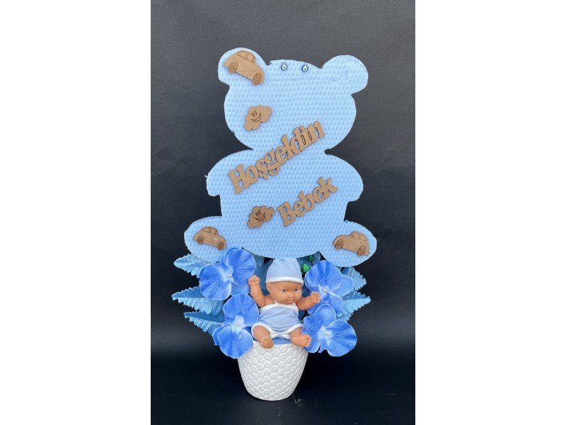 Sevimlilik ve Zarafetin Buluştuğu Tasarım: Strafor Ayıcıklı Erkek Bebekli Yapay Çiçek