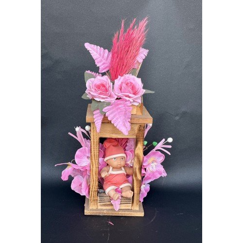 Ahşaplı Kız Bebekli Yapay Çiçek