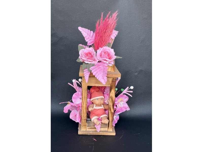 Ahşaplı Kız Bebekli Yapay Çiçek Ahşaplı Kız Bebekli Yapay Çiçek