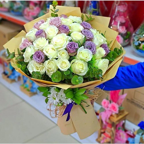 Lüks Ve Zarafetin Buluşması: 41 Adet İthal Beyaz & Lila Gül İsteme Çiçeği Lüks Ve Zarafetin Buluşması: 41 Adet İthal Beyaz & Lila Gül İsteme Çiçeği