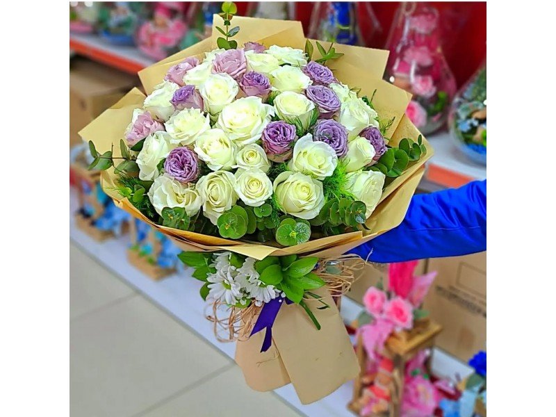 Lüks Ve Zarafetin Buluşması: 41 Adet İthal Beyaz & Lila Gül İsteme Çiçeği