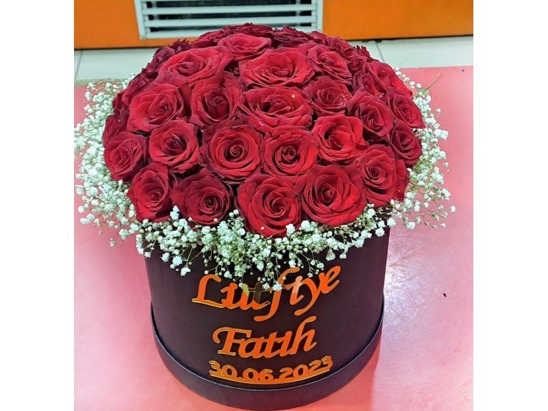 31 Kırmızı Gül – Siyah Silindir Vazoda Özel İsteme Çiçeği 31 Kırmızı Gül – Siyah Silindir Vazoda Özel İsteme Çiçeği